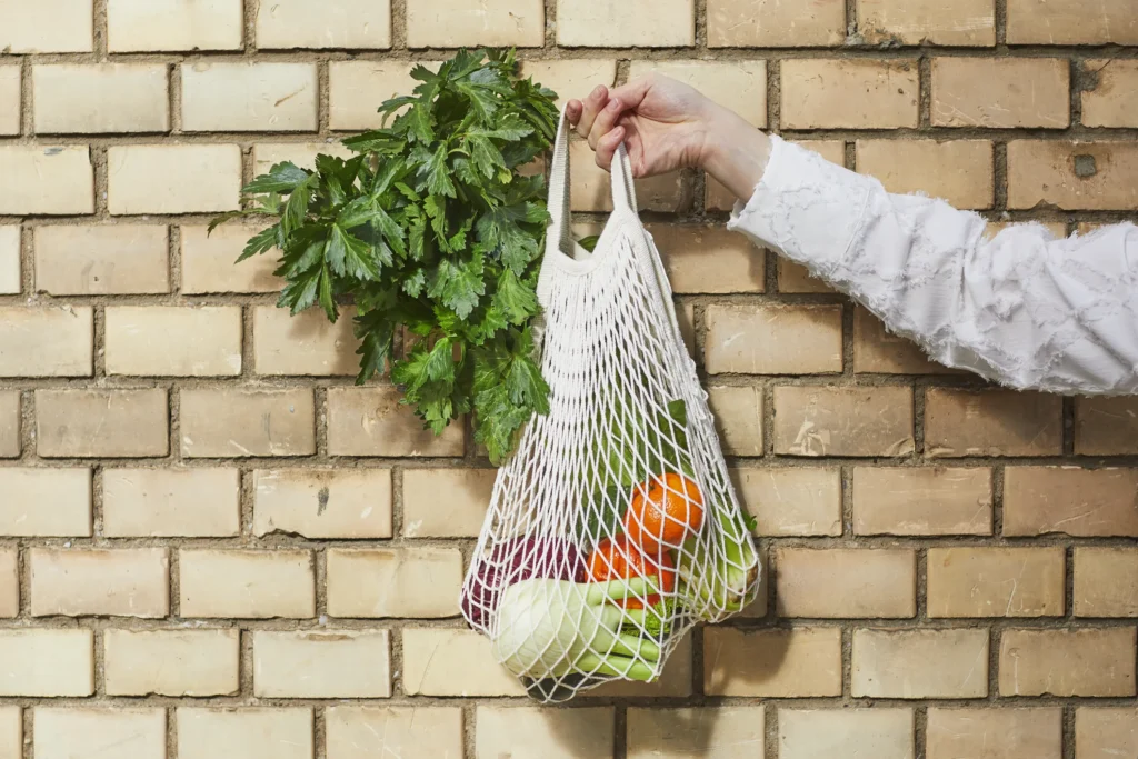 Laura läuft mit Gemüse-Bag durch den Markt